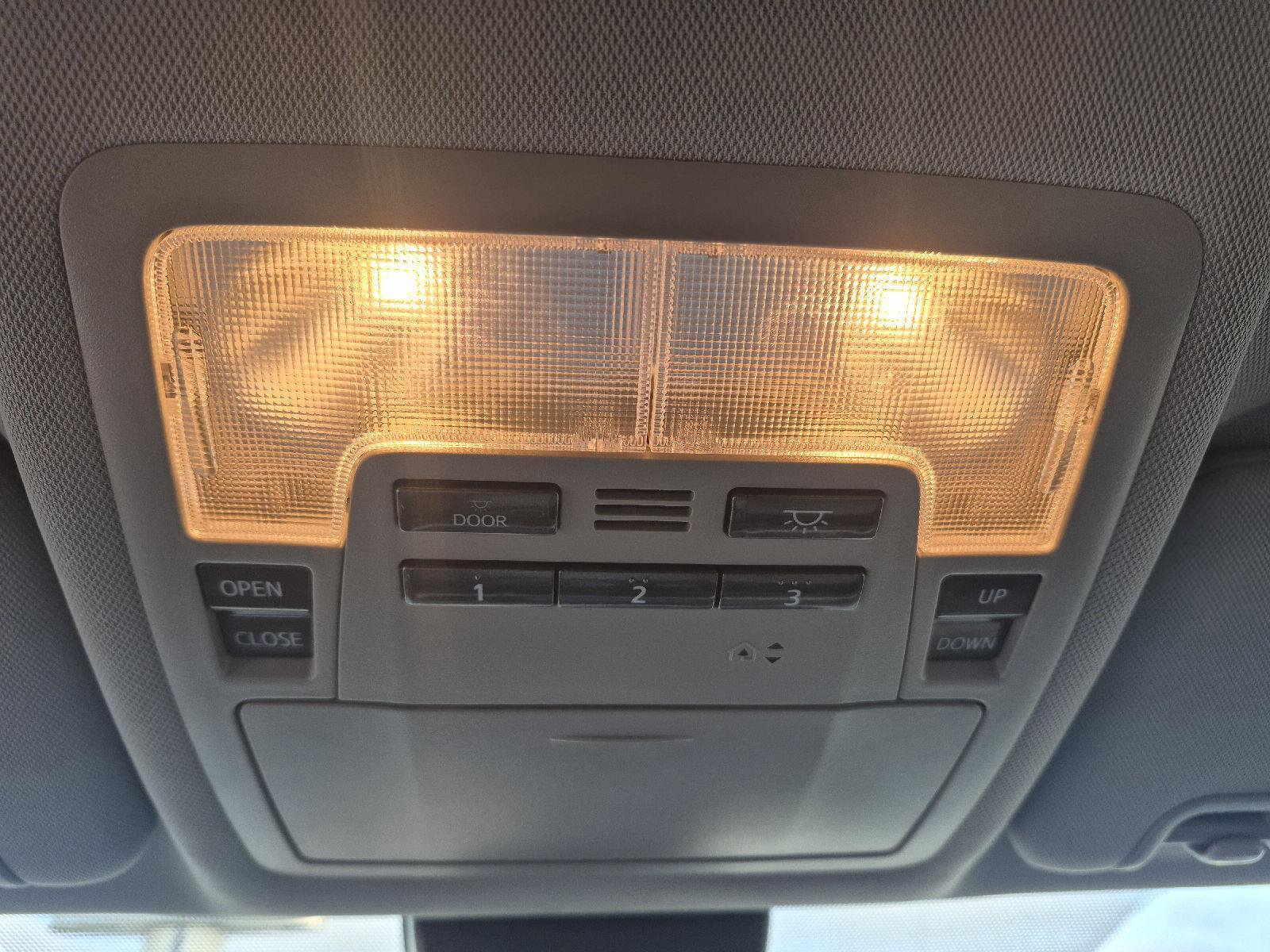 Used 2019 Toyota Highlander XLE FWD image 12