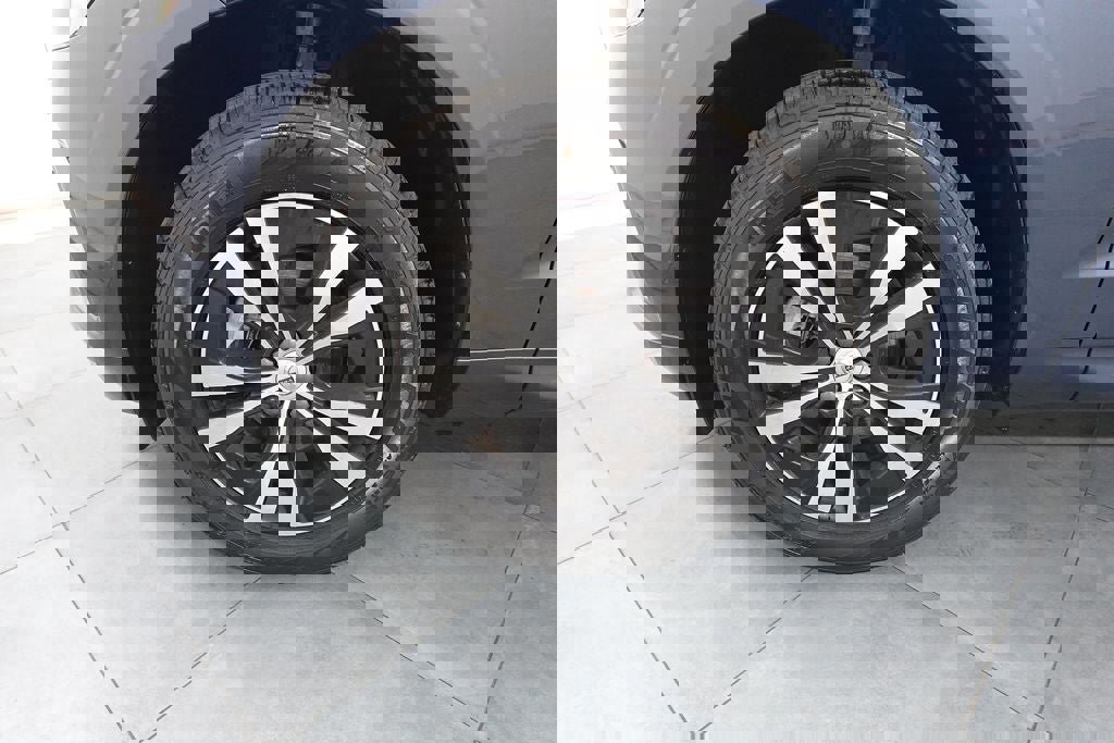 Used 2023 Volvo XC60 B5 Core image 29