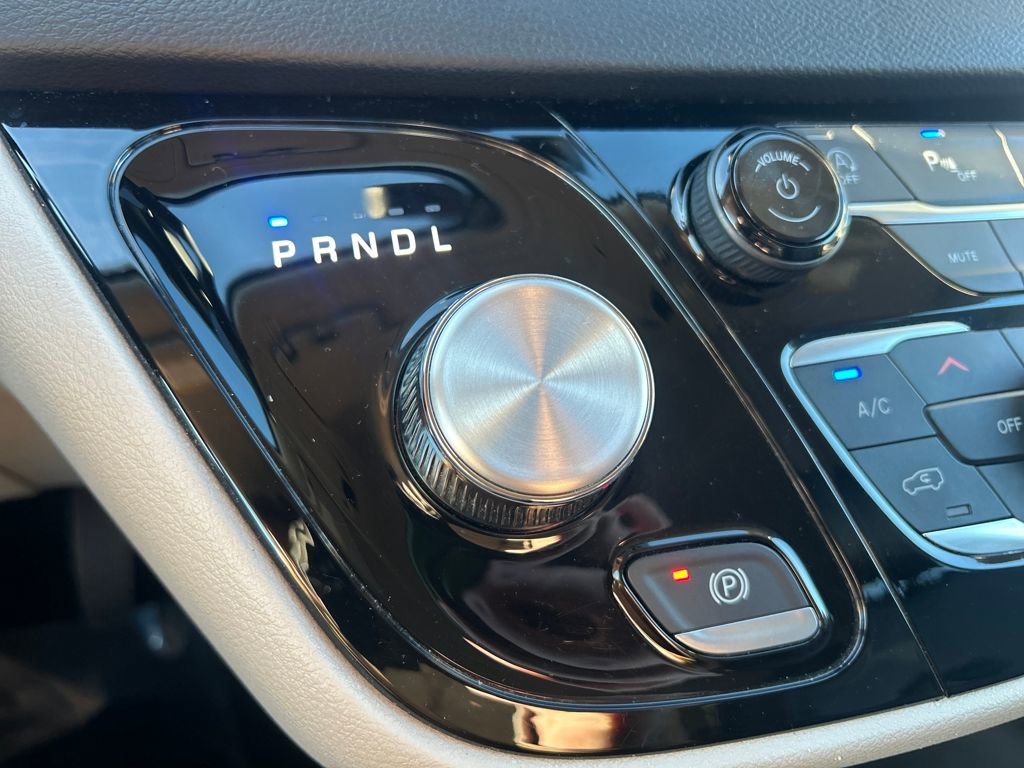 Used 2024 Chrysler Pacifica Touring-L image 31