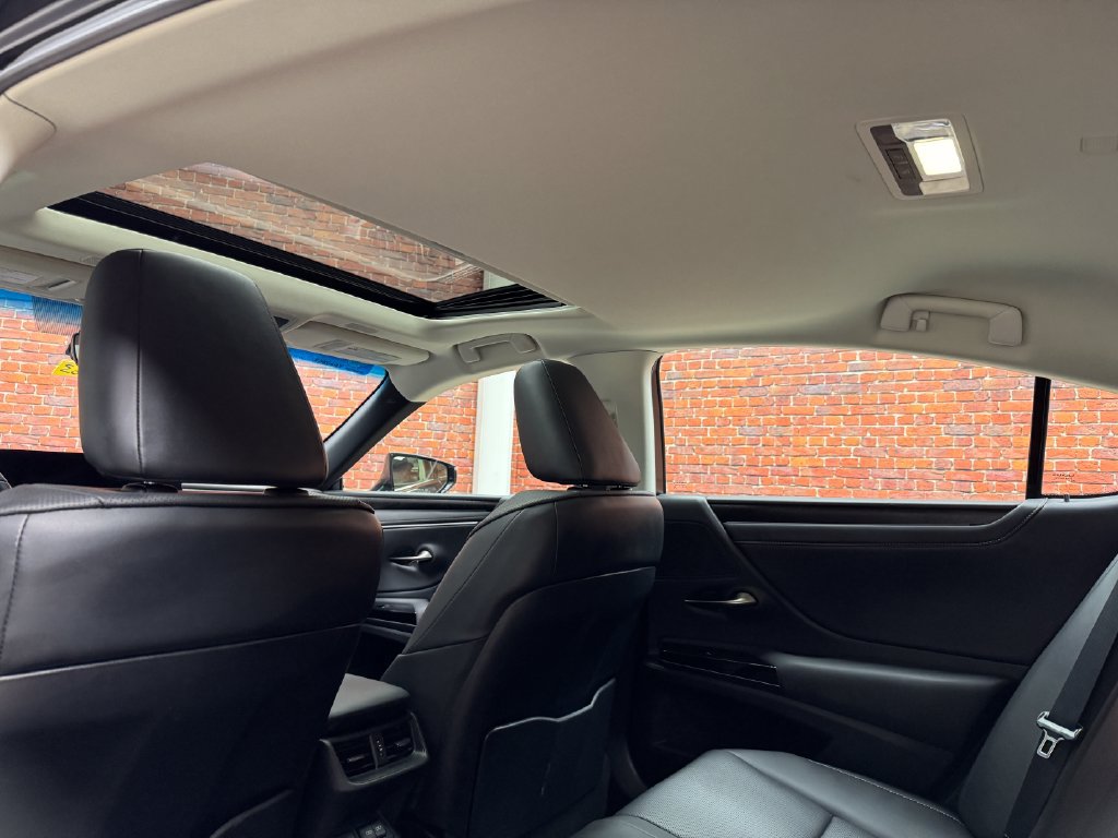 Used 2023 Lexus ES 300h w/ Premium Package FWD image 3