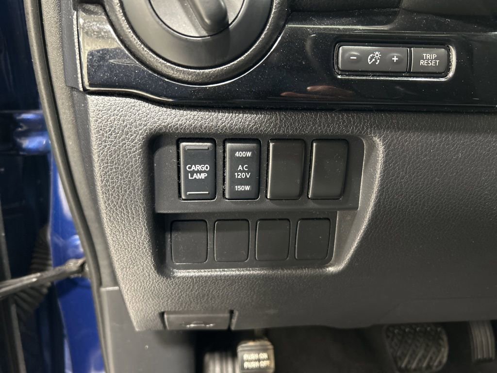 Used 2020 Nissan Titan SV w/ SV Convenience Package image 12