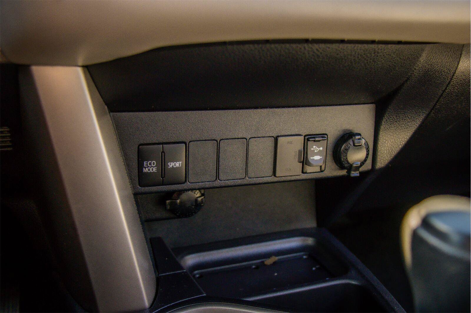Used 2018 Toyota RAV4 XLE FWD image 17