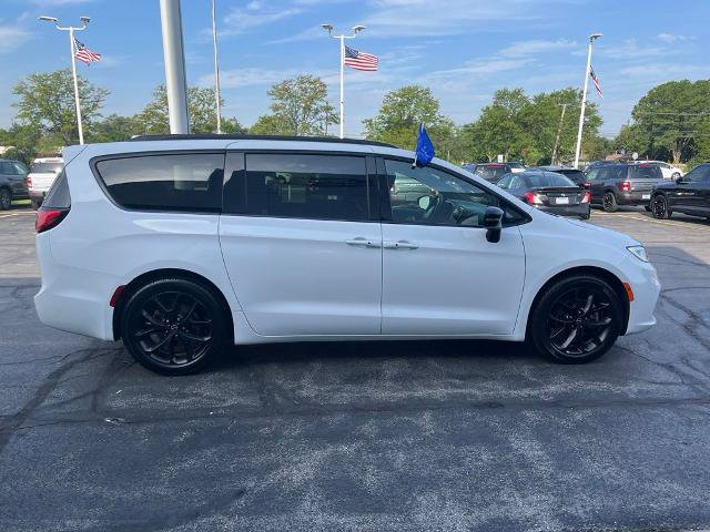 Used 2025 Chrysler Pacifica Limited FWD image 9