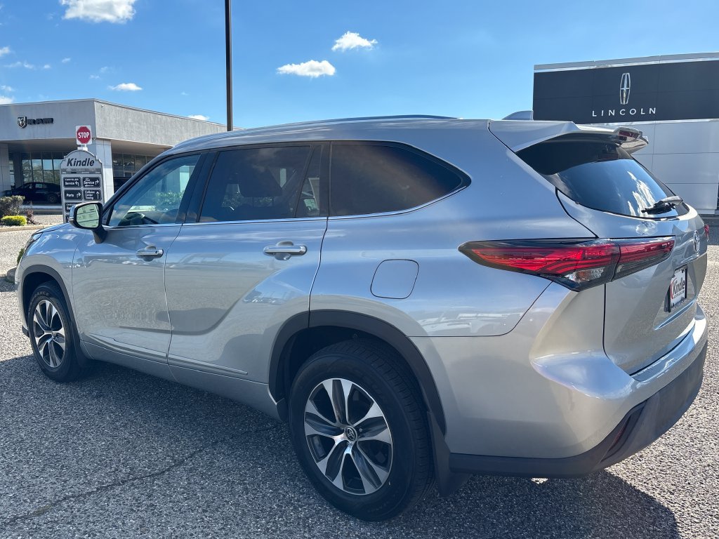 Used 2021 Toyota Highlander XLE AWD/4WD image 31