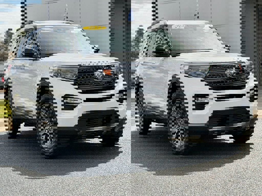 Certified 2022 Ford Explorer XLT w/ Equipment Group 202A image 2