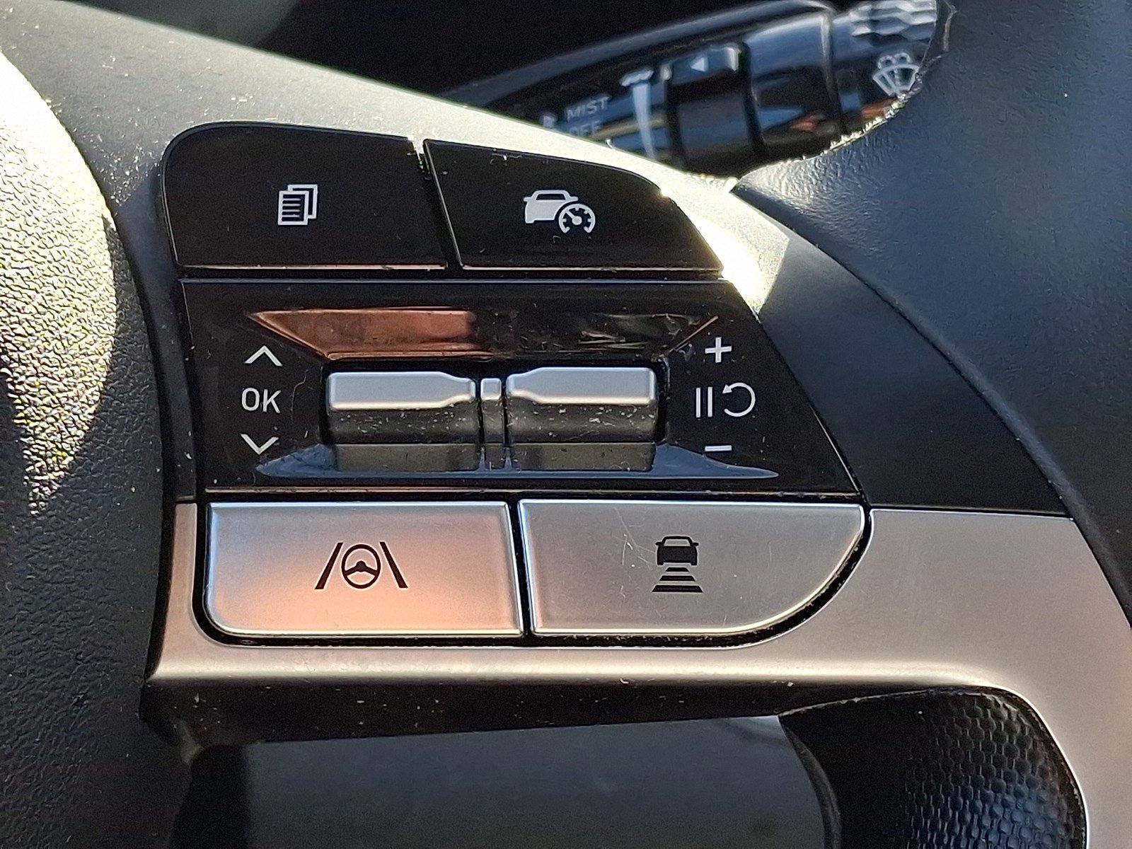 Used 2025 Hyundai Elantra SEL FWD image 21