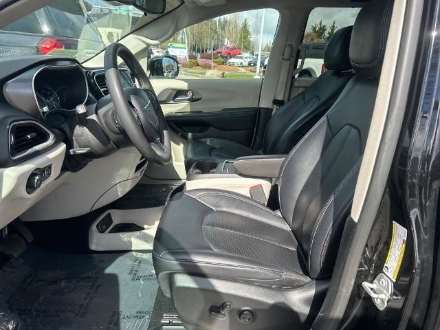Used 2024 Chrysler Pacifica Touring-L image 6