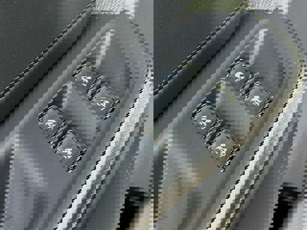 Used 2025 Rivian R1S Adventure image 29