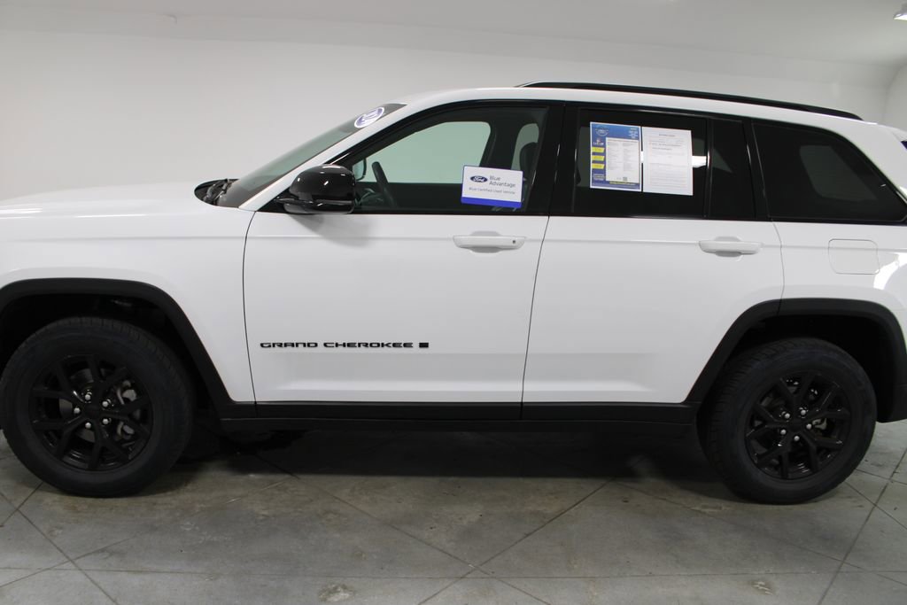 Used 2024 Jeep Grand Cherokee Altitude AWD/4WD image 7