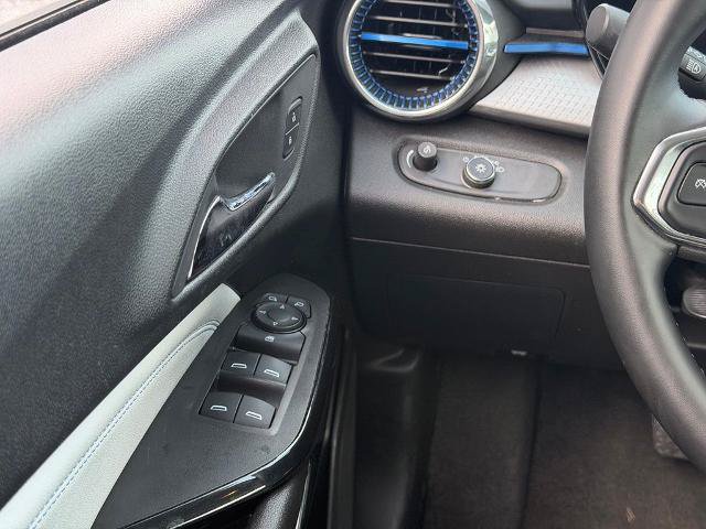 Used 2025 Chevrolet Trax LT w/ LT Convenience Package FWD image 19