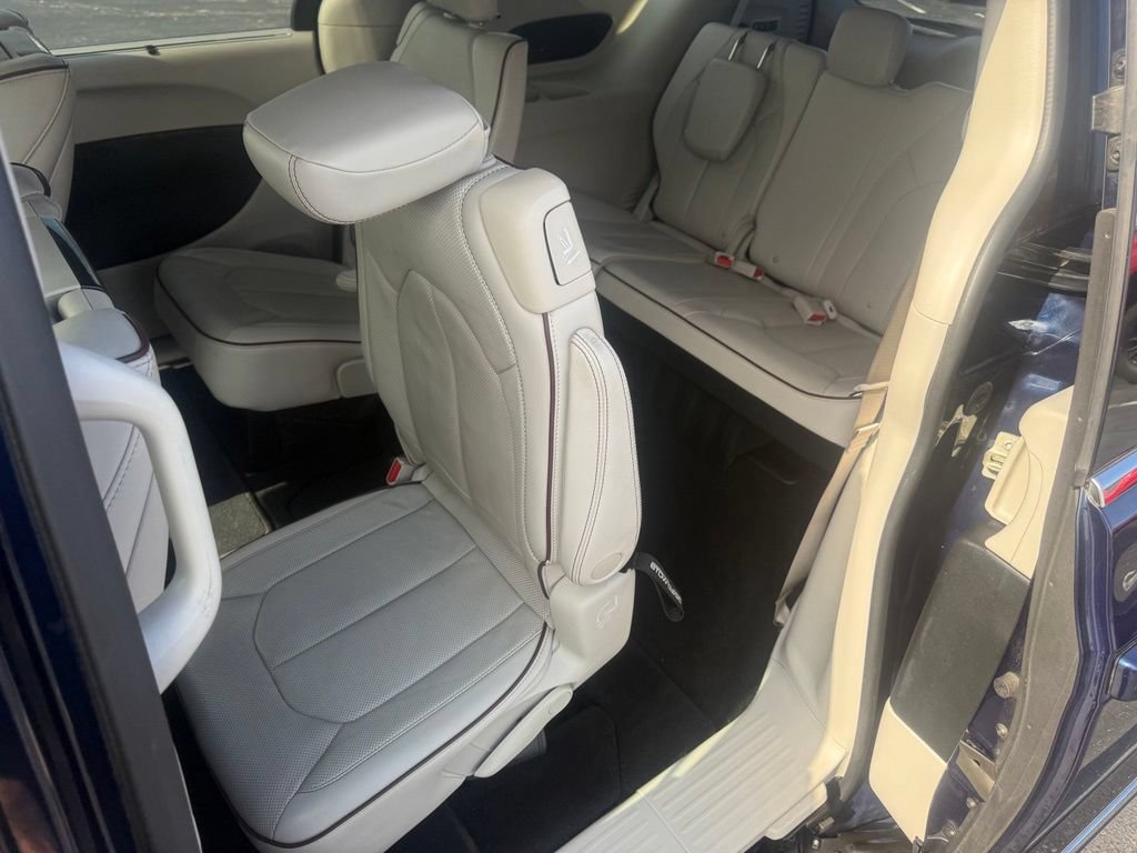 Used 2018 Chrysler Pacifica Limited w/ Advanced Safetytec Group FWD image 41