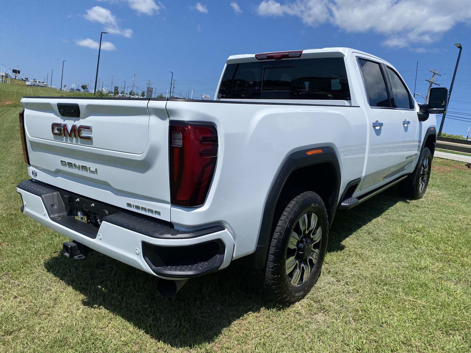 Used 2025 GMC Sierra 2500 Denali w/ Denali Reserve Package AWD/4WD image 7