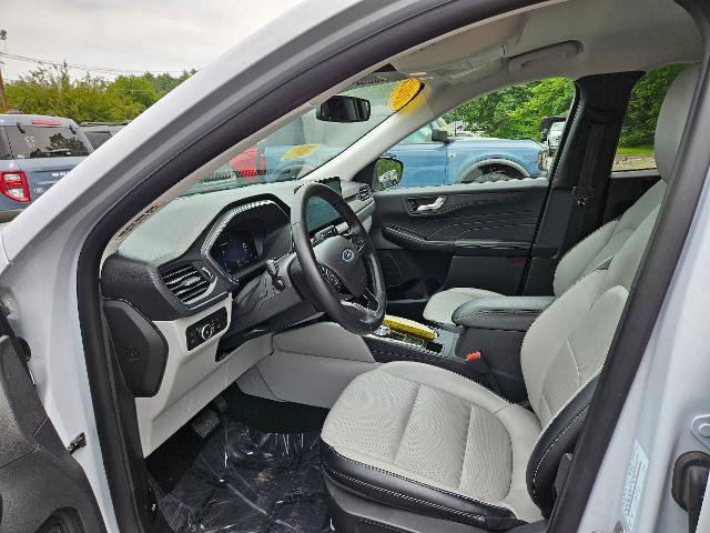 Certified 2025 Ford Escape Platinum w/ Class II Trailer Tow Package AWD/4WD image 16
