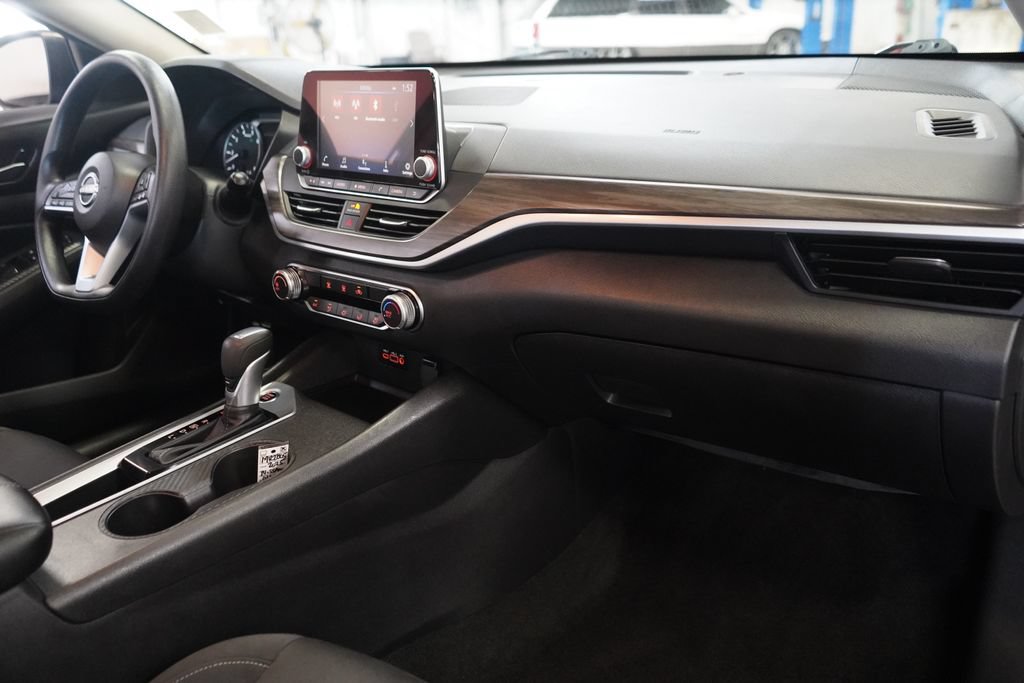 Used 2025 Nissan Altima 2.5 SV FWD image 17