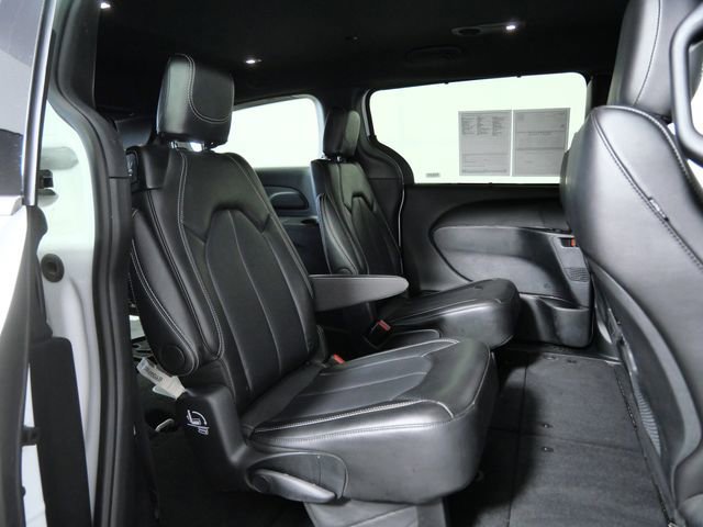 Used 2025 Chrysler Pacifica Select image 12