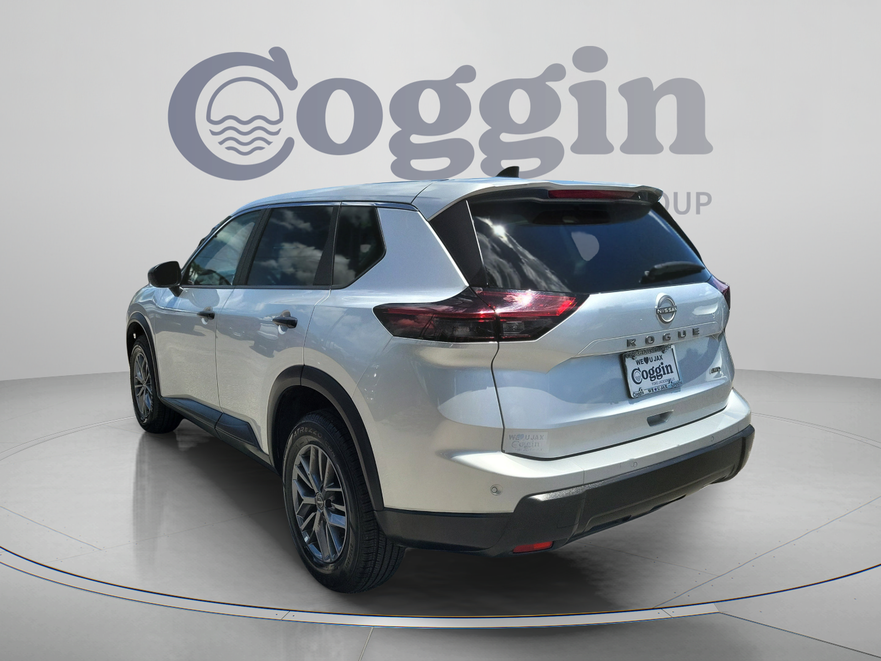 Used 2024 Nissan Rogue S AWD/4WD image 2