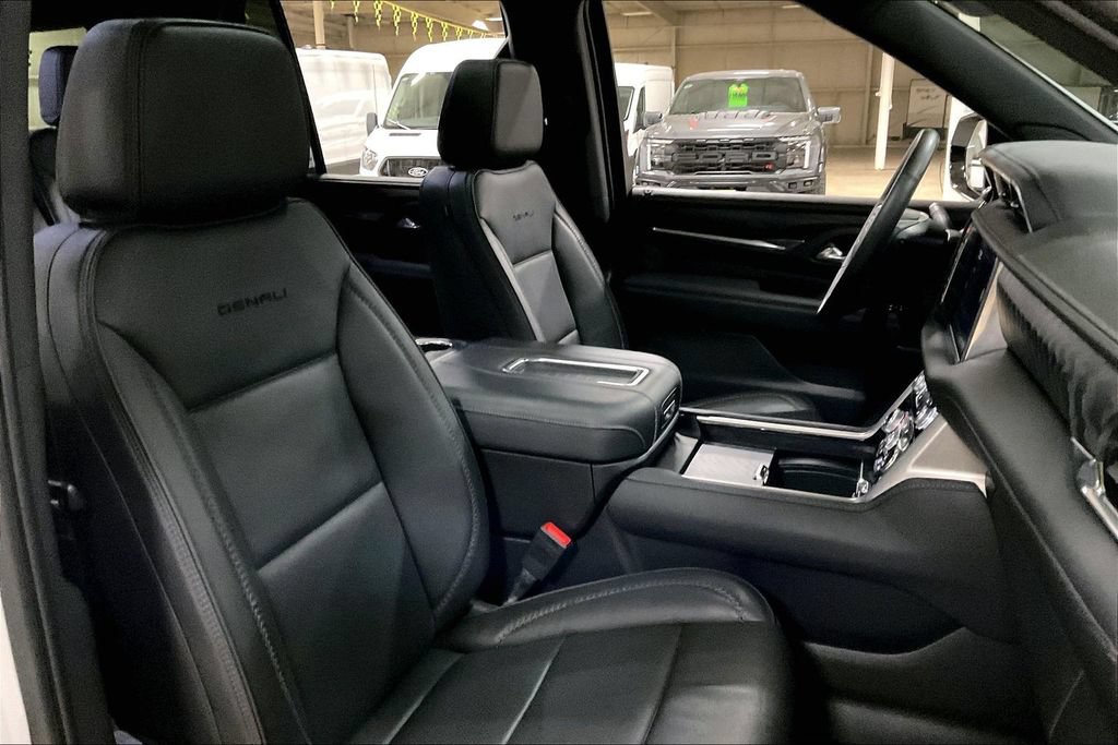 Used 2023 GMC Yukon Denali w/ LPO, Floor Liner Package AWD/4WD image 7