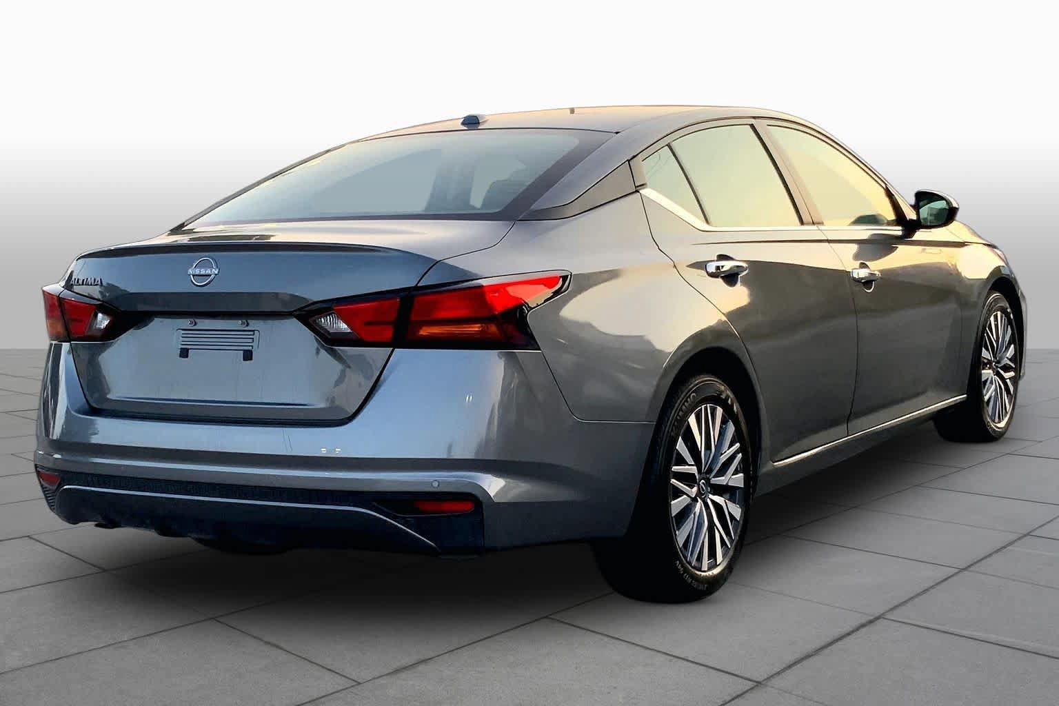 Used 2025 Nissan Altima 2.5 SV FWD image 13