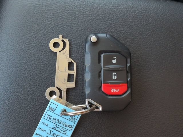 Used 2025 Jeep Gladiator Sport AWD/4WD image 28