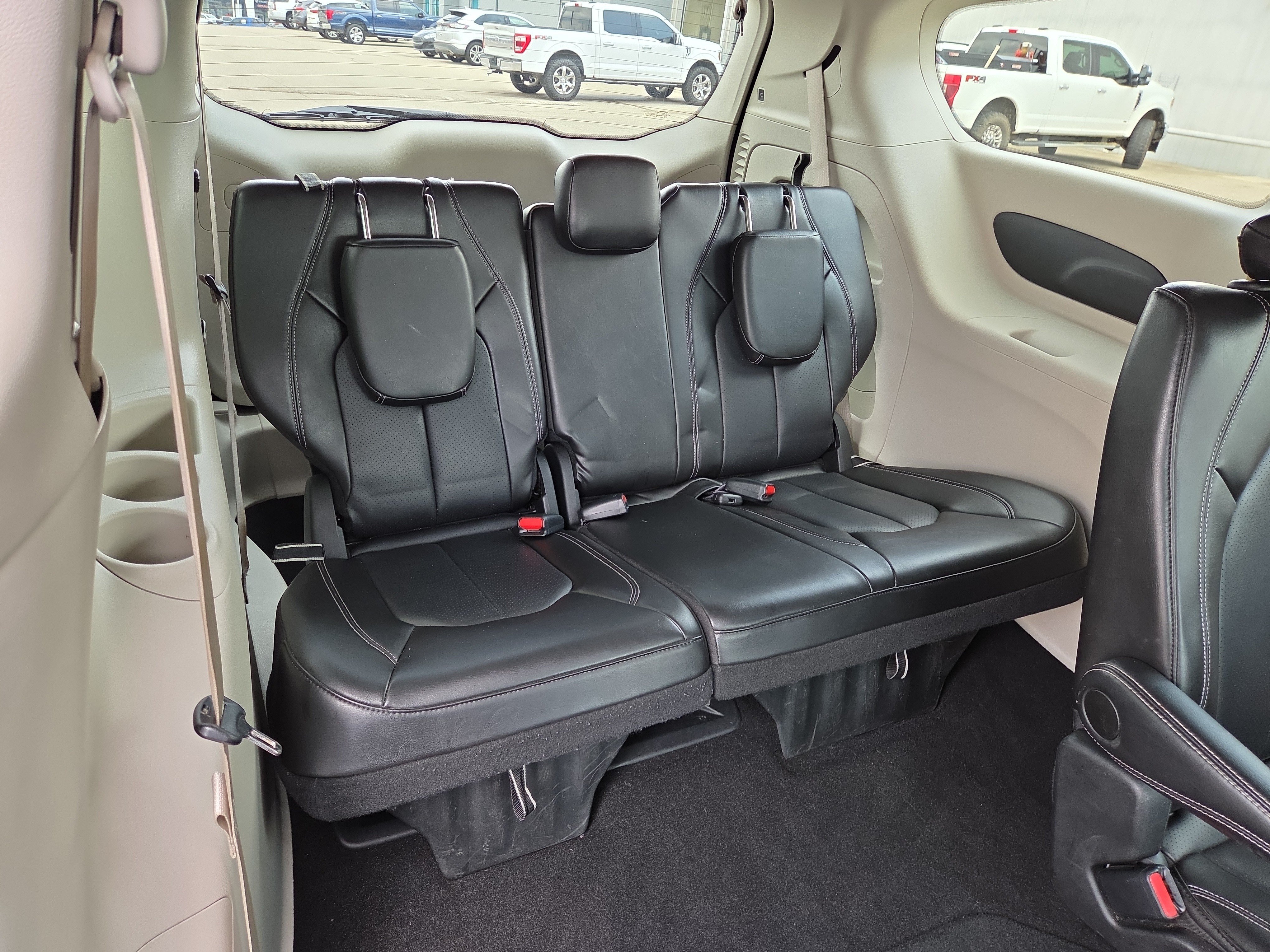 Used 2024 Chrysler Pacifica Touring-L FWD image 17