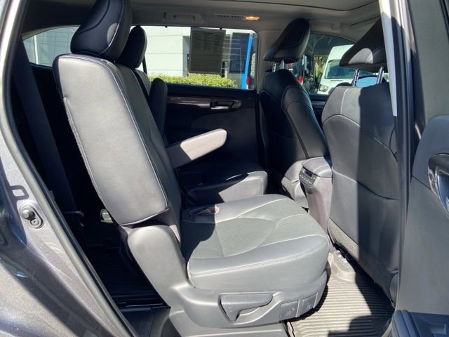 Used 2023 Toyota Highlander Platinum FWD image 16