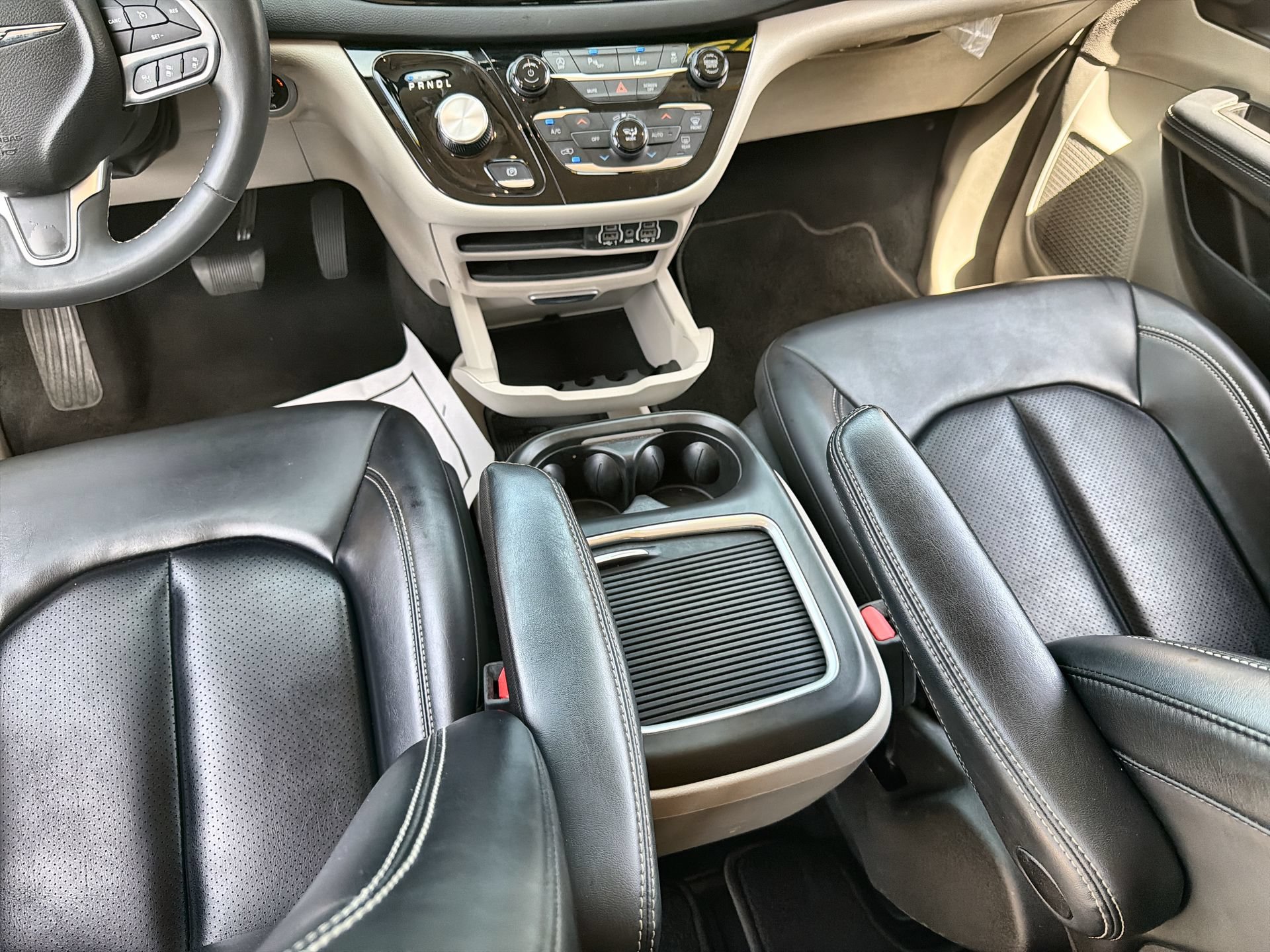 Used 2023 Chrysler Pacifica Touring-L FWD image 20