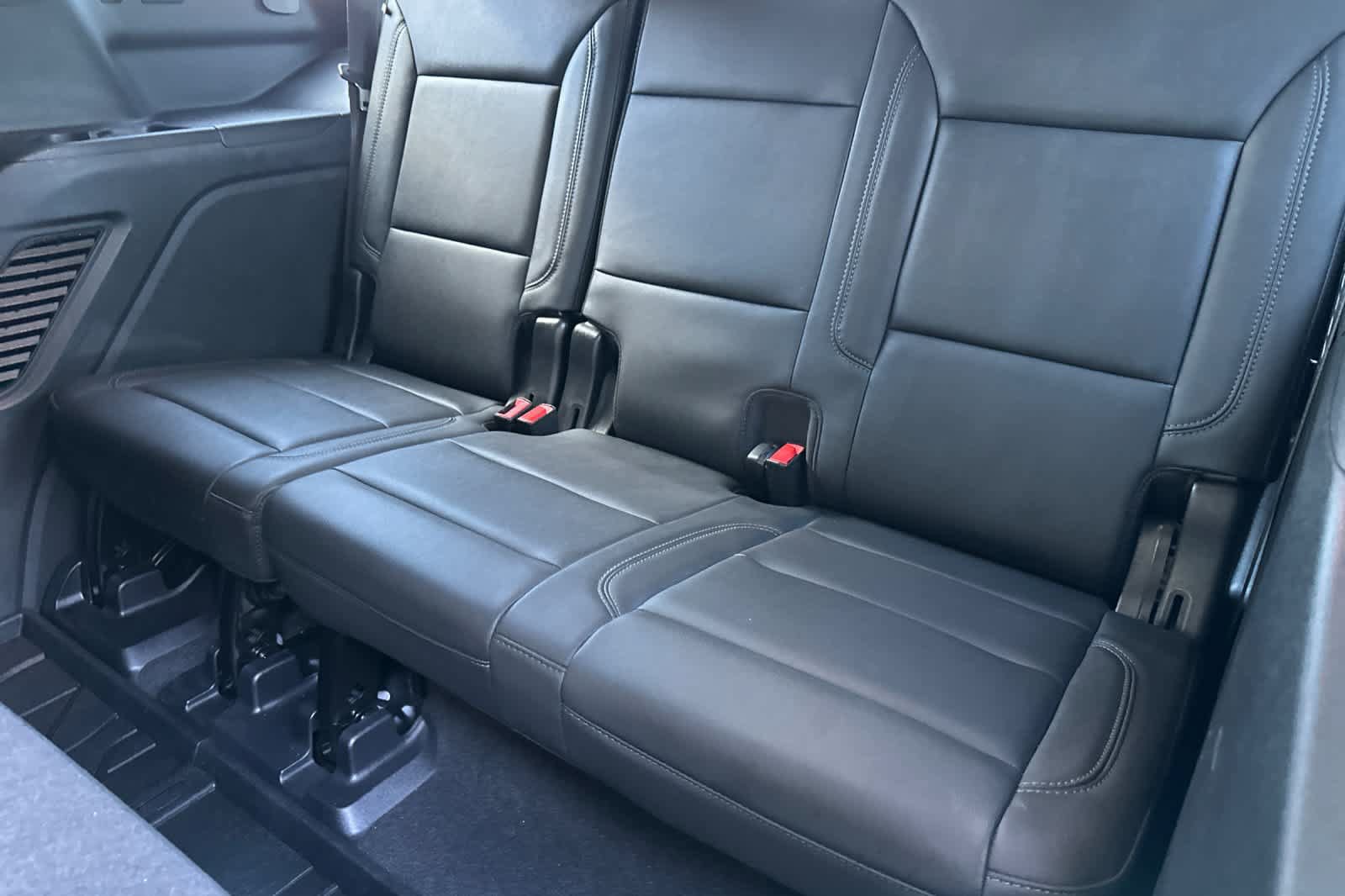 Used 2022 Chevrolet Tahoe Z71 w/ Luxury Package AWD/4WD image 15