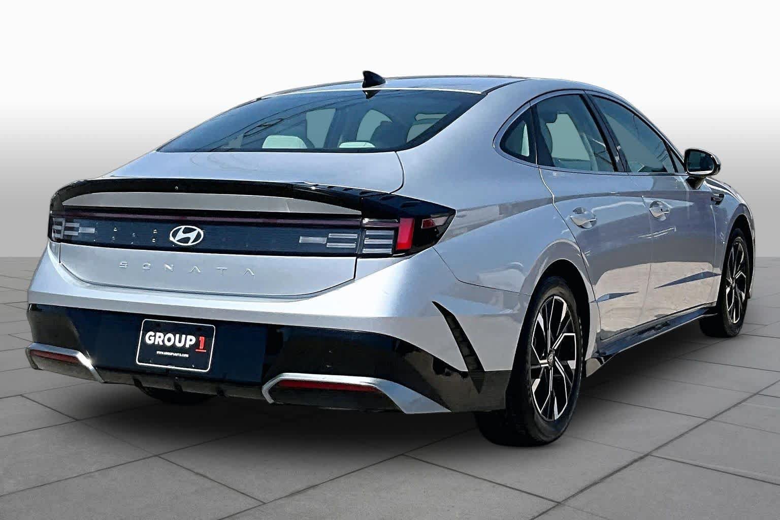 Used 2025 Hyundai Sonata SEL FWD image 12