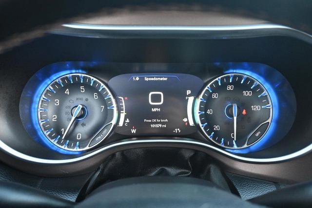 Used 2017 Chrysler Pacifica Touring-L Plus image 36