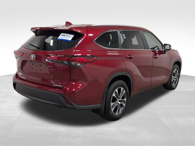 Used 2023 Toyota Highlander XLE AWD/4WD image 19