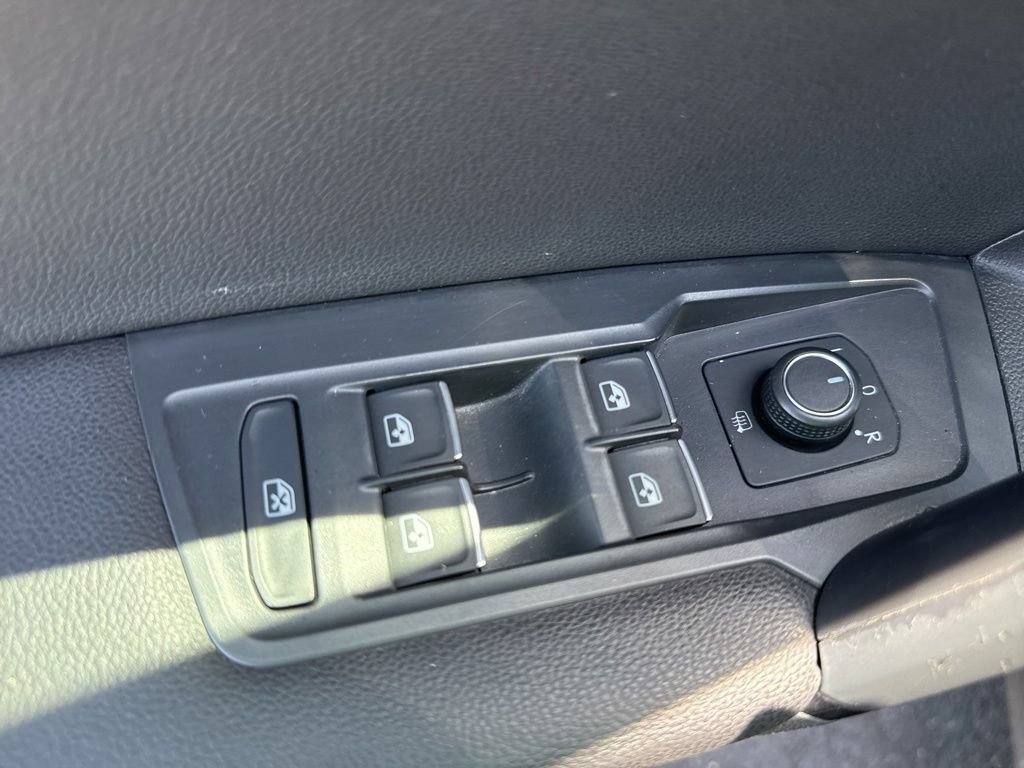 Used 2019 Volkswagen Tiguan SE w/ Panoramic Sunroof Package AWD/4WD image 16