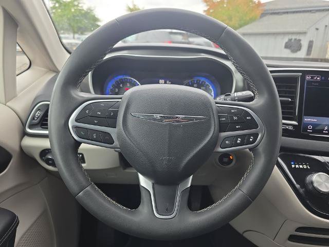 Used 2024 Chrysler Pacifica Touring-L FWD image 21