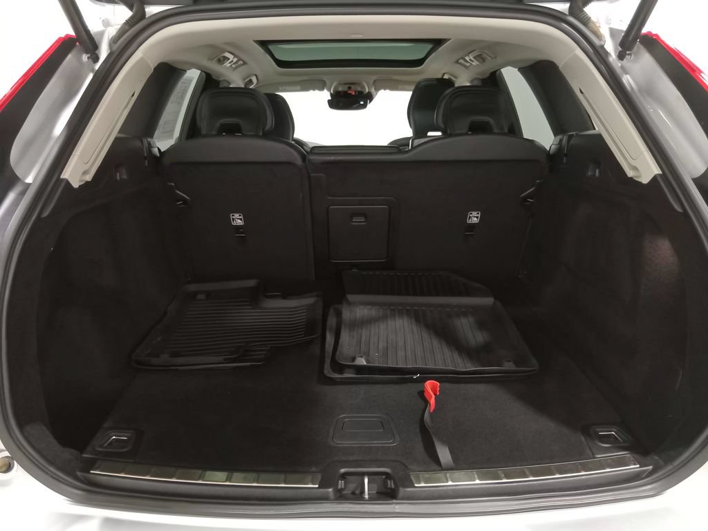Used 2021 Volvo XC60 T5 Momentum w/ Premium Package AWD/4WD image 6