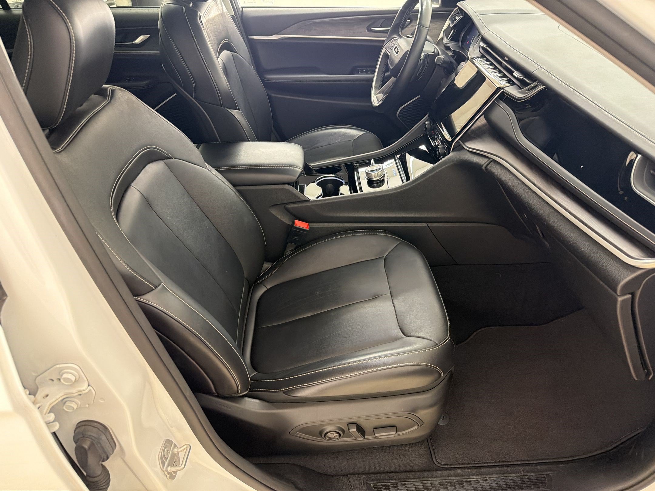 Used 2022 Jeep Grand Cherokee L Limited w/ Black Appearance Package AWD/4WD image 23