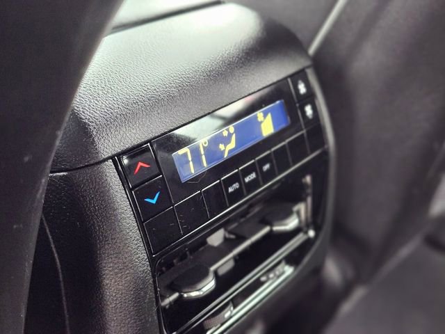 Used 2023 Jeep Grand Cherokee L Altitude AWD/4WD image 17