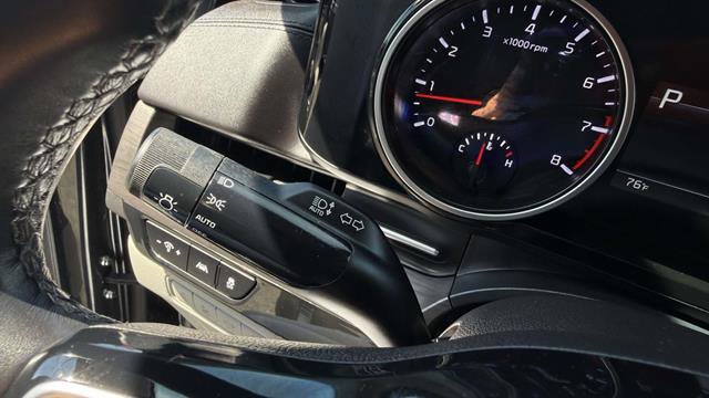Used 2023 Kia Carnival EX FWD image 15