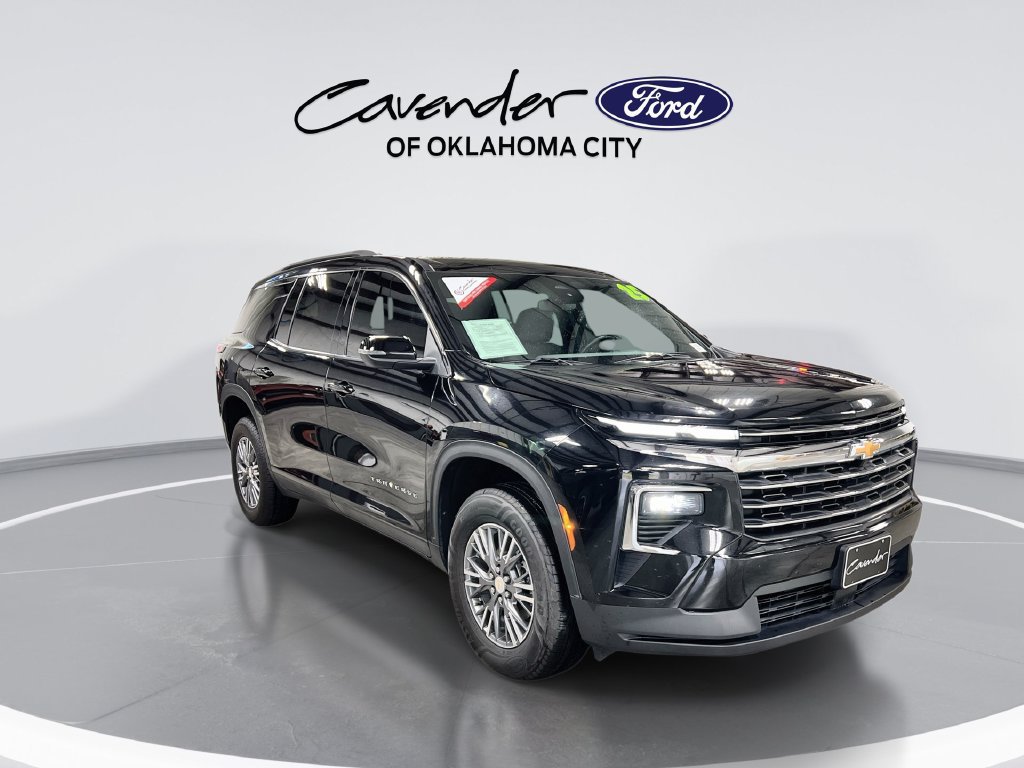 Used 2025 Chevrolet Traverse LT FWD image 2