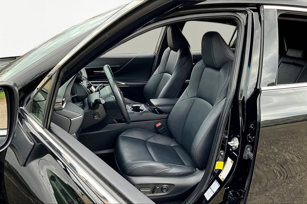 Used 2022 Toyota Venza XLE image 25