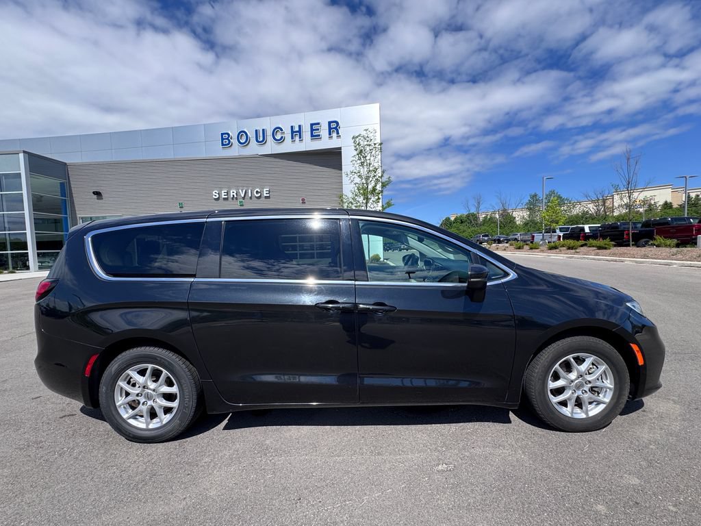Used 2023 Chrysler Pacifica Touring-L FWD image 6