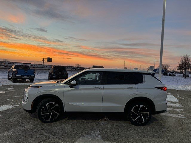 Used 2024 Mitsubishi Outlander SE image 3