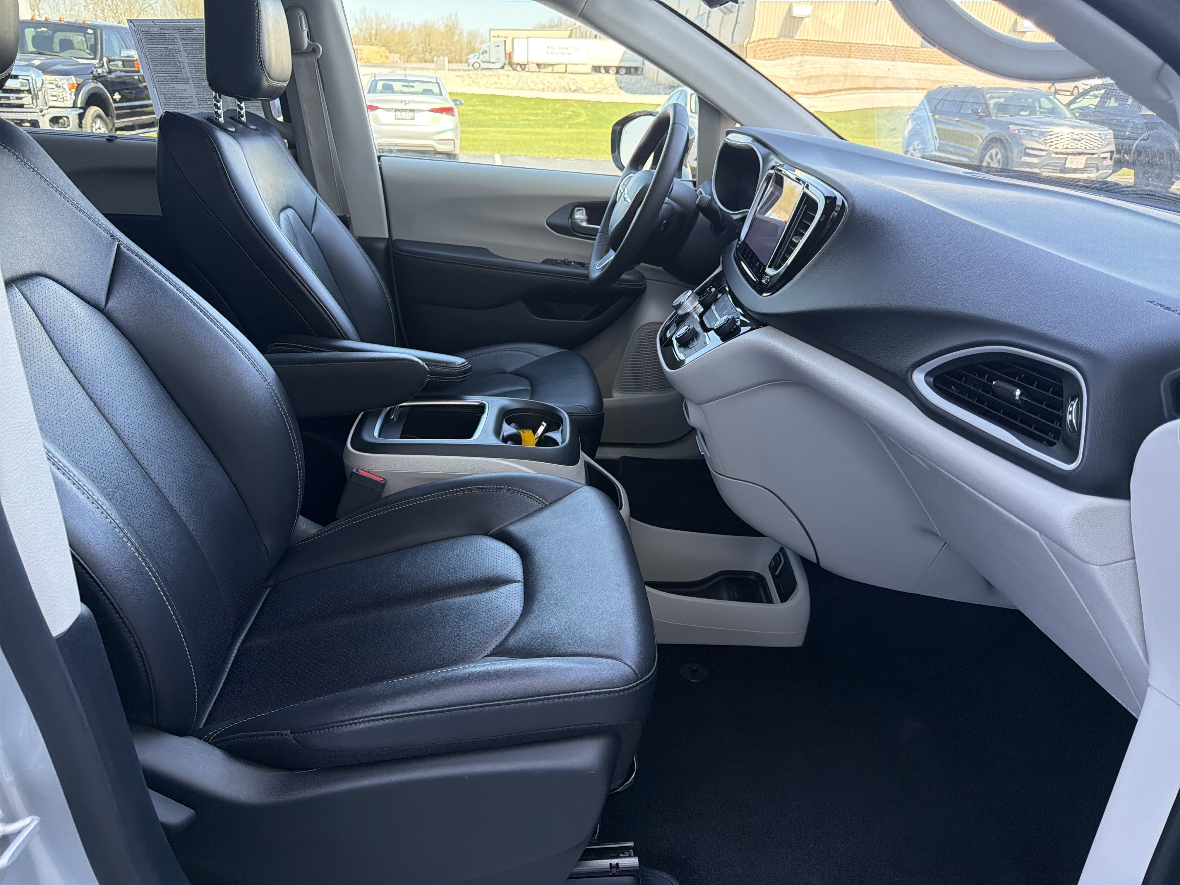 Used 2024 Chrysler Pacifica Touring-L FWD image 48