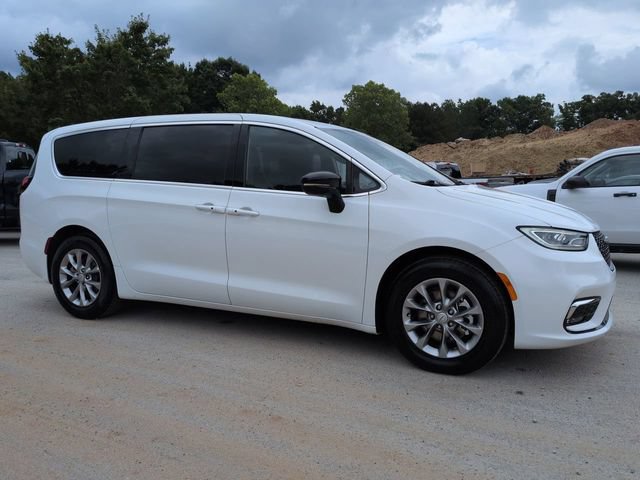 Used 2026 Chrysler Pacifica Limited FWD image 2