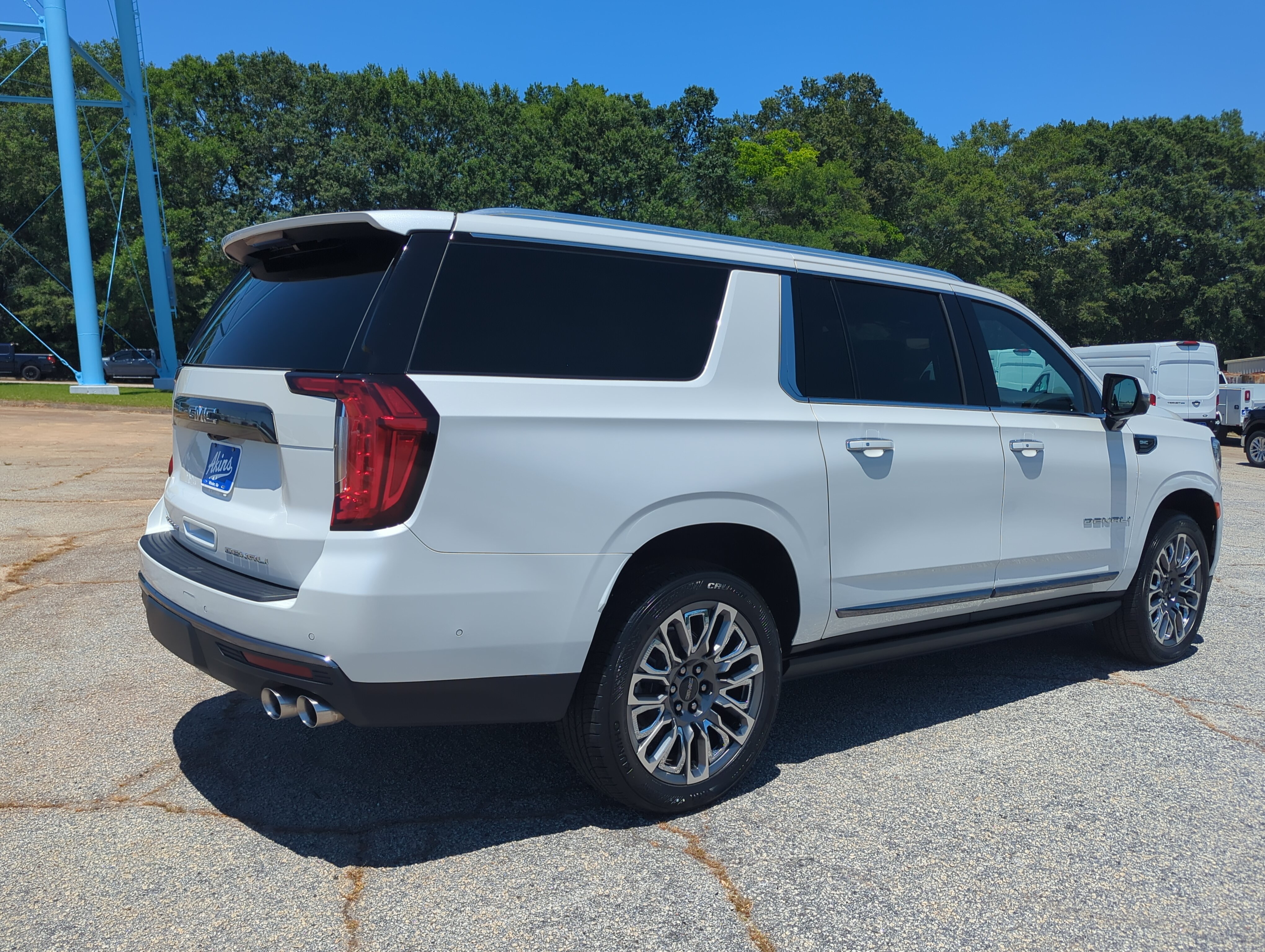 Used 2023 GMC Yukon XL Denali Ultimate AWD/4WD image 3