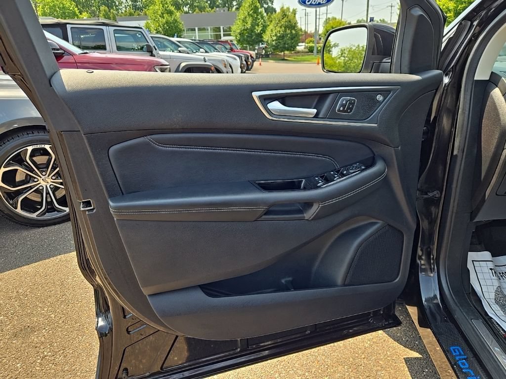 Certified 2019 Ford Edge Titanium w/ Cold Weather Package AWD/4WD image 16