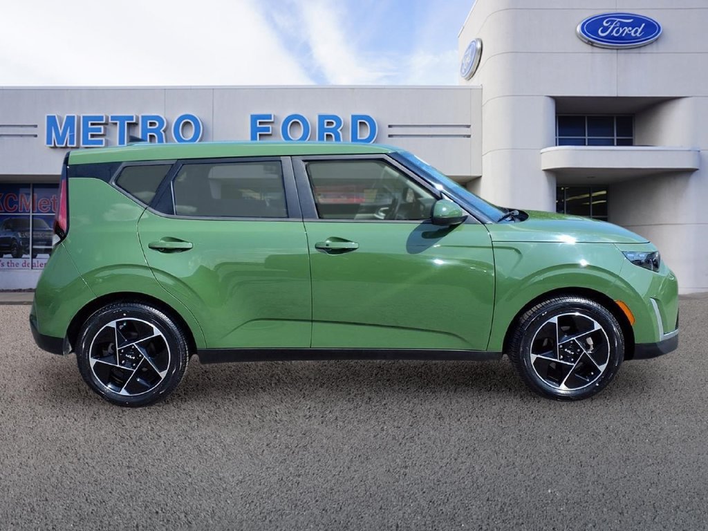 Used 2023 Kia Soul EX FWD image 2