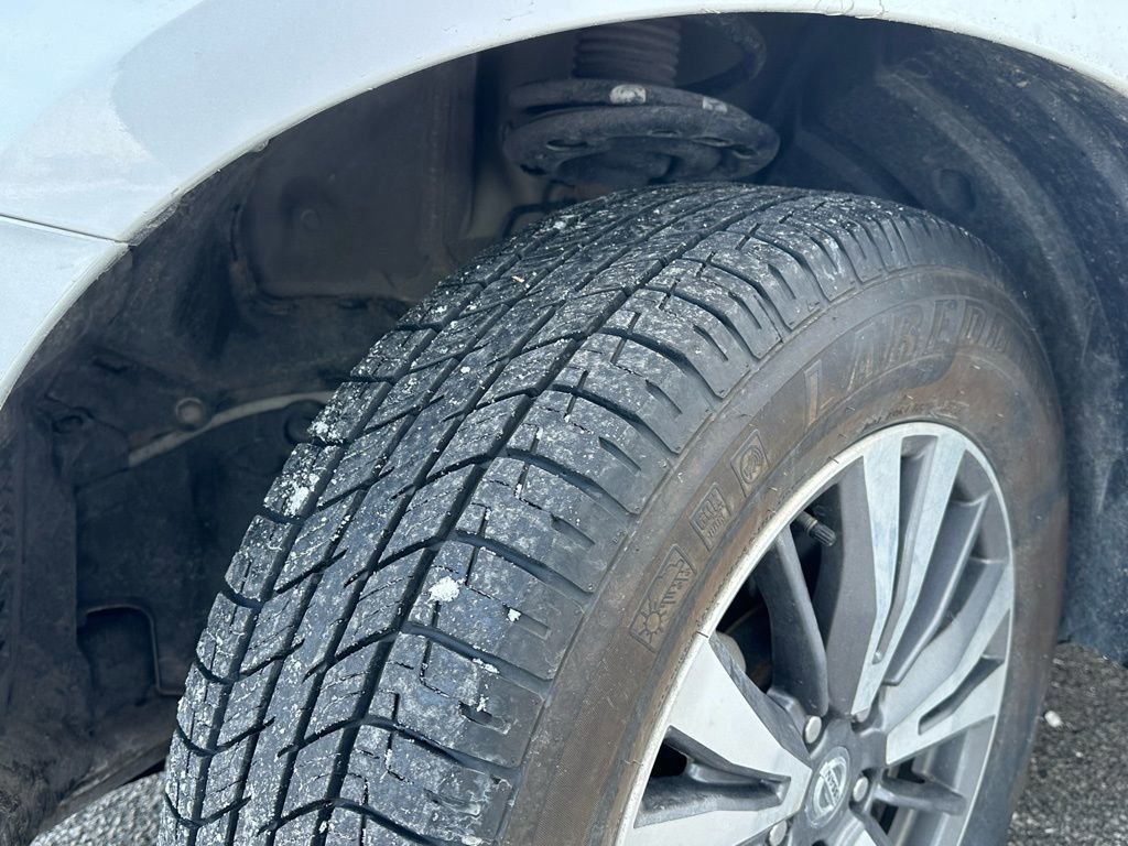 Used 2020 Nissan Pathfinder SV image 9