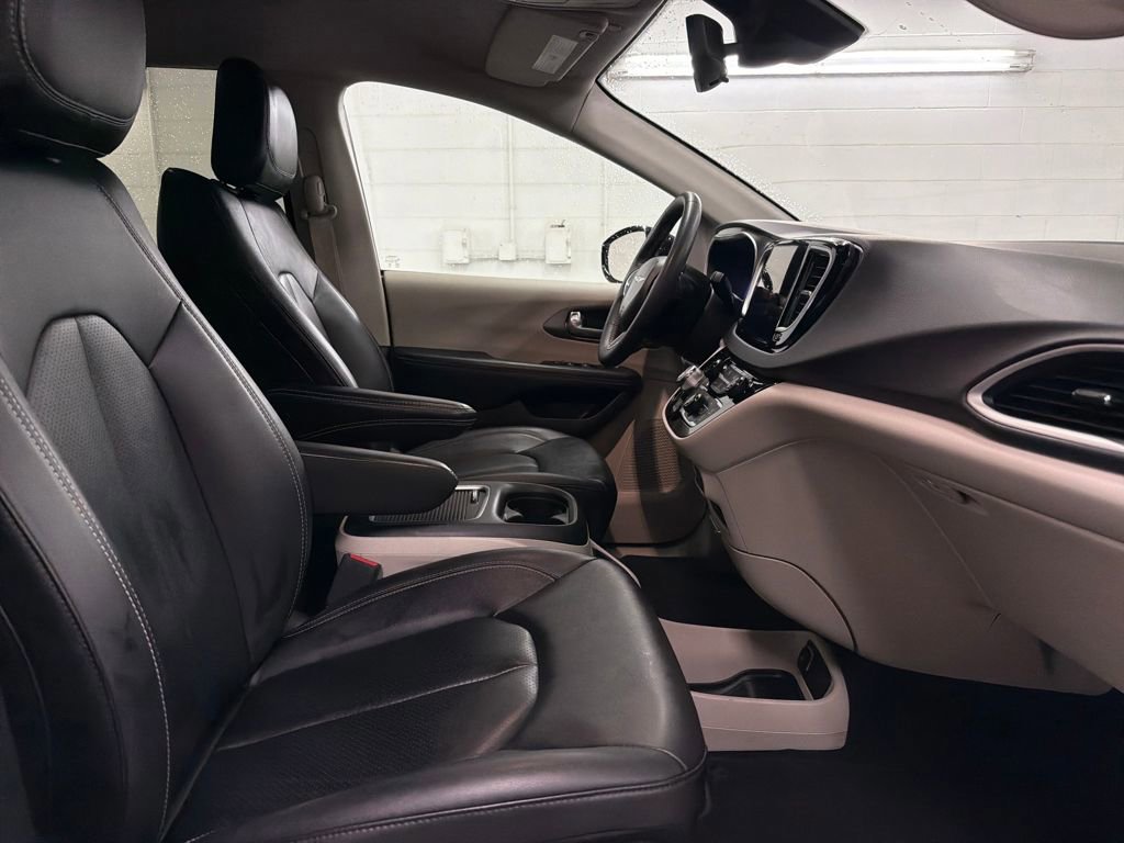 Used 2024 Chrysler Pacifica Touring-L image 28