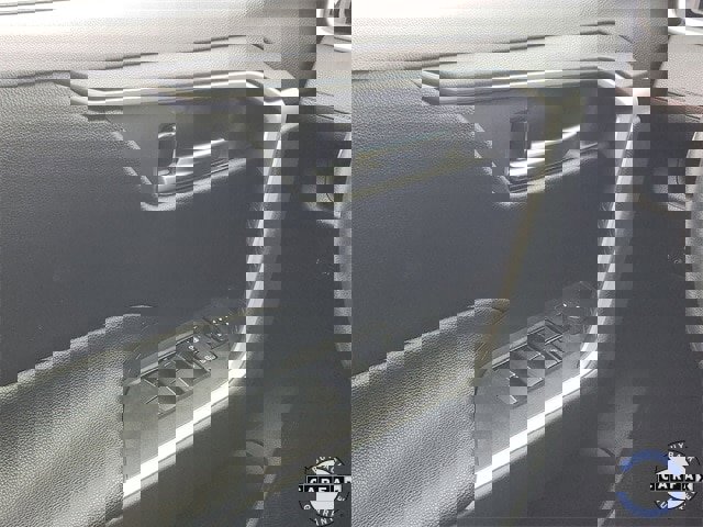 Used 2022 Toyota RAV4 SE image 11