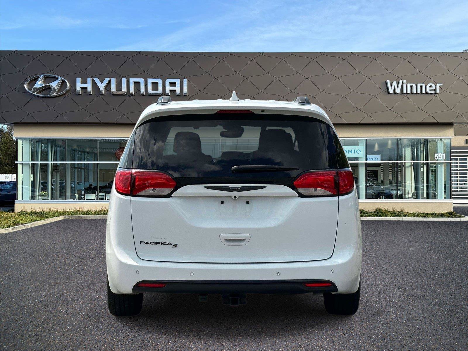 Used 2019 Chrysler Pacifica Touring-L w/ Advanced Safetytec Group FWD image 3