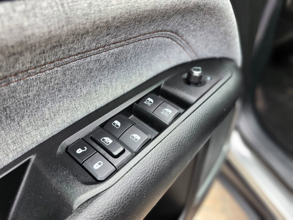 Used 2022 Jeep Compass Latitude AWD/4WD image 17